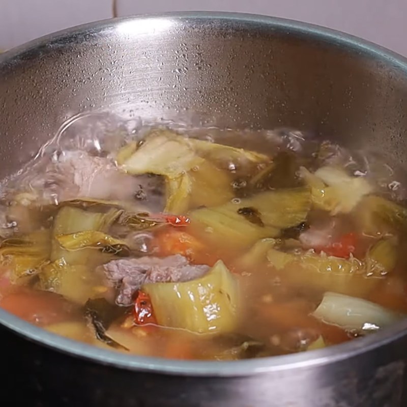 Bước 5 Nấu canh Canh cải chua sườn non heo