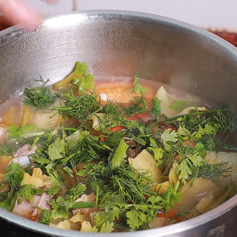 Bước 5 Nấu canh Canh cải chua sườn non heo