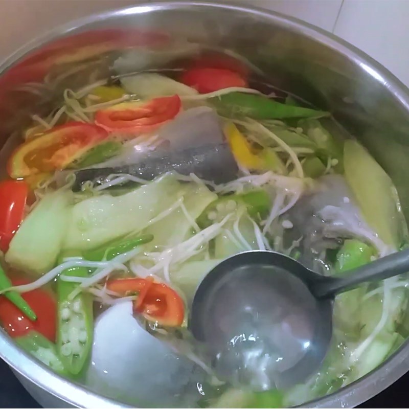 Bước 3 Nấu canh Cá cam nấu canh chua