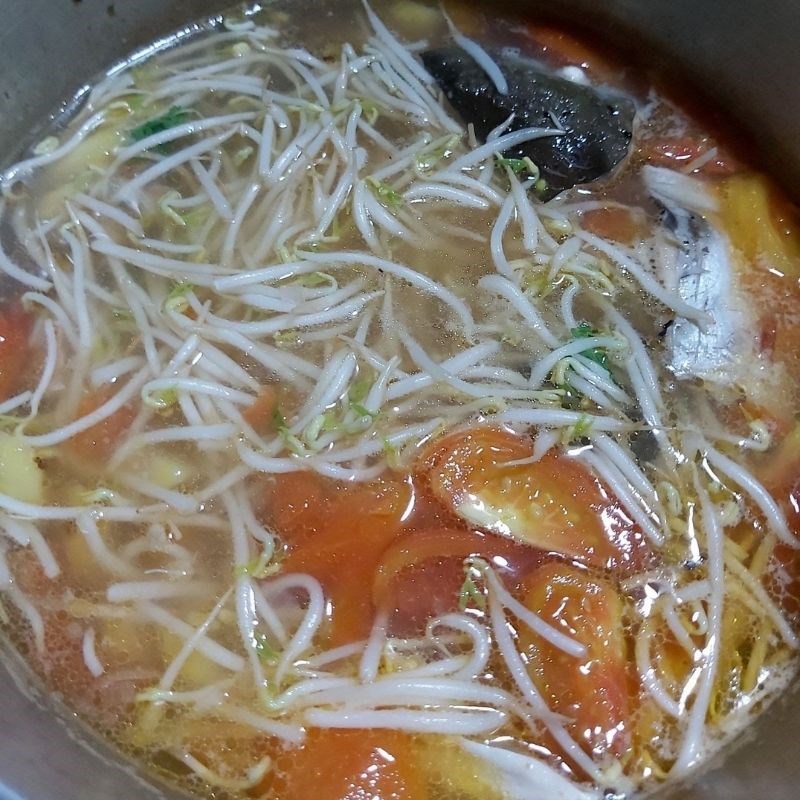 Bước 4 Nấu canh Canh chua đầu cá hồi (công thức được chia sẻ từ người dùng)