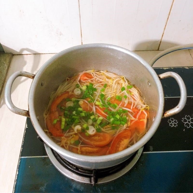 Bước 2 Nấu canh Canh giá đỗ cà chua