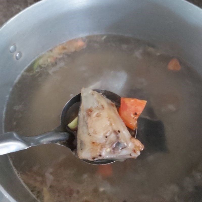 Bước 4 Nấu canh Canh chua đầu cá hồi (công thức được chia sẻ từ người dùng)