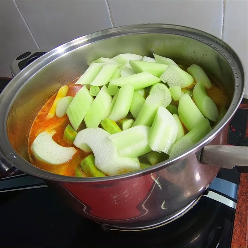 Bước 4 Nấu canh Canh chua đầu cá hồi với tôm