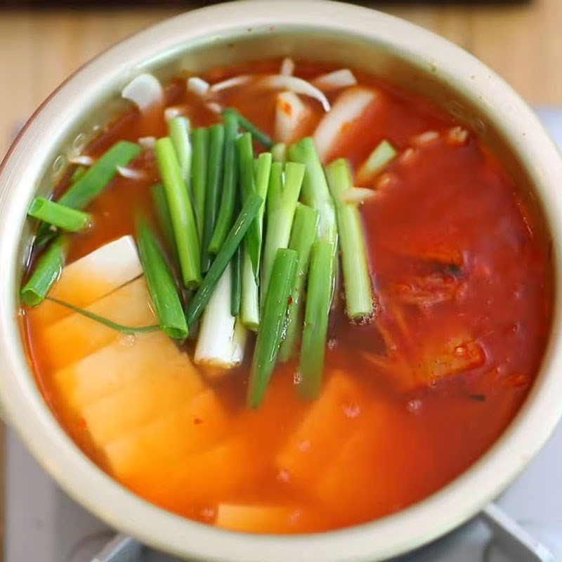 Bước 3 Nấu canh Canh kim chi cá ngừ ngâm dầu