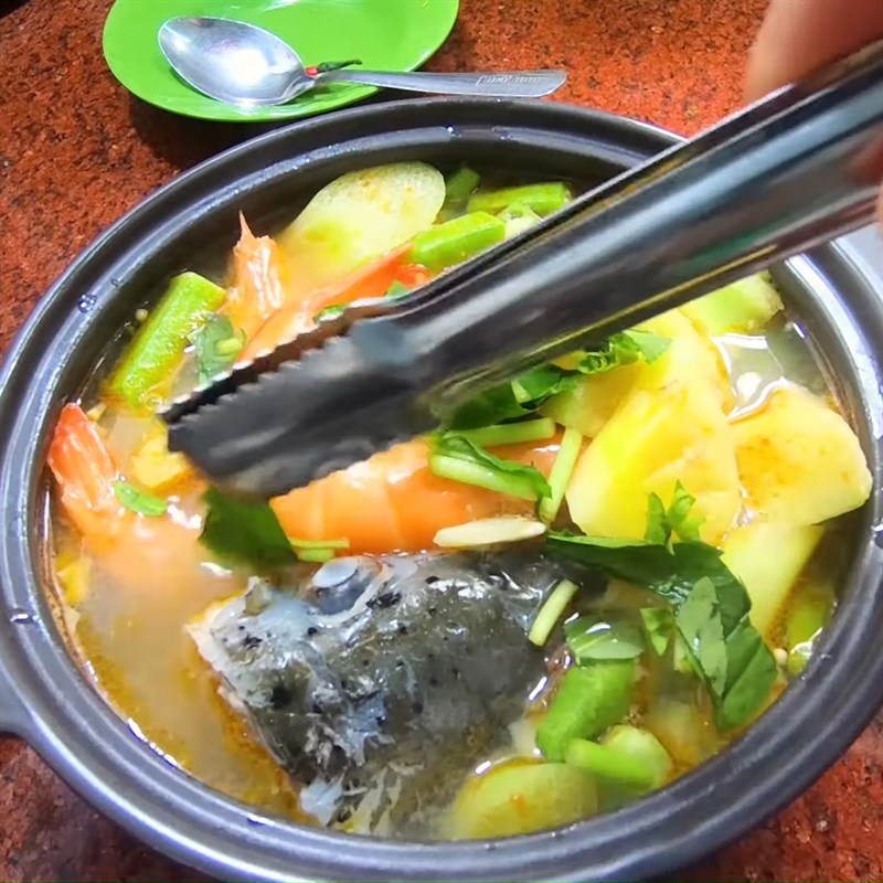 Bước 4 Nấu canh Canh chua đầu cá hồi với tôm