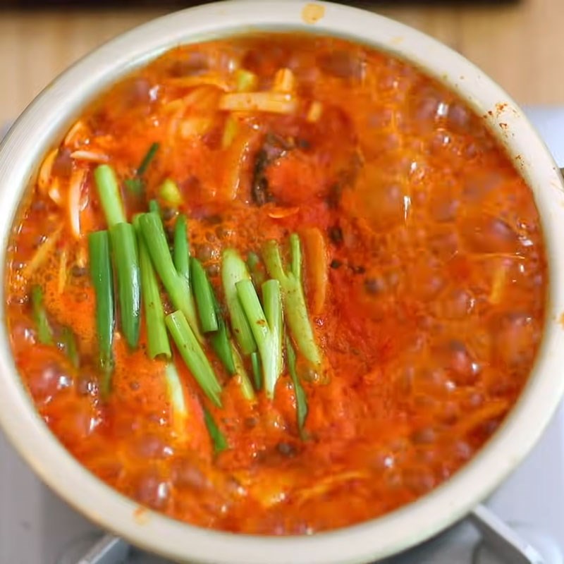 Bước 3 Nấu canh Canh kim chi cá ngừ ngâm dầu