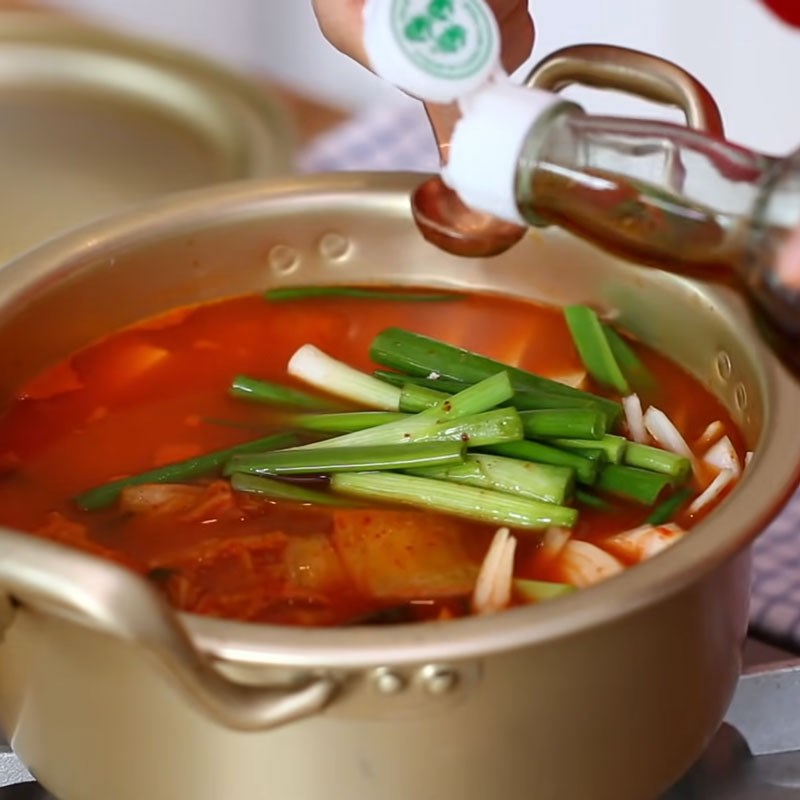 Bước 3 Nấu canh Canh kim chi cá ngừ ngâm dầu