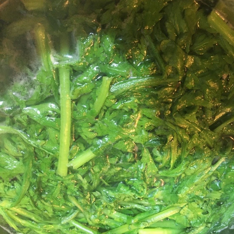 Bước 3 Nấu canh Canh cải cúc thịt bò