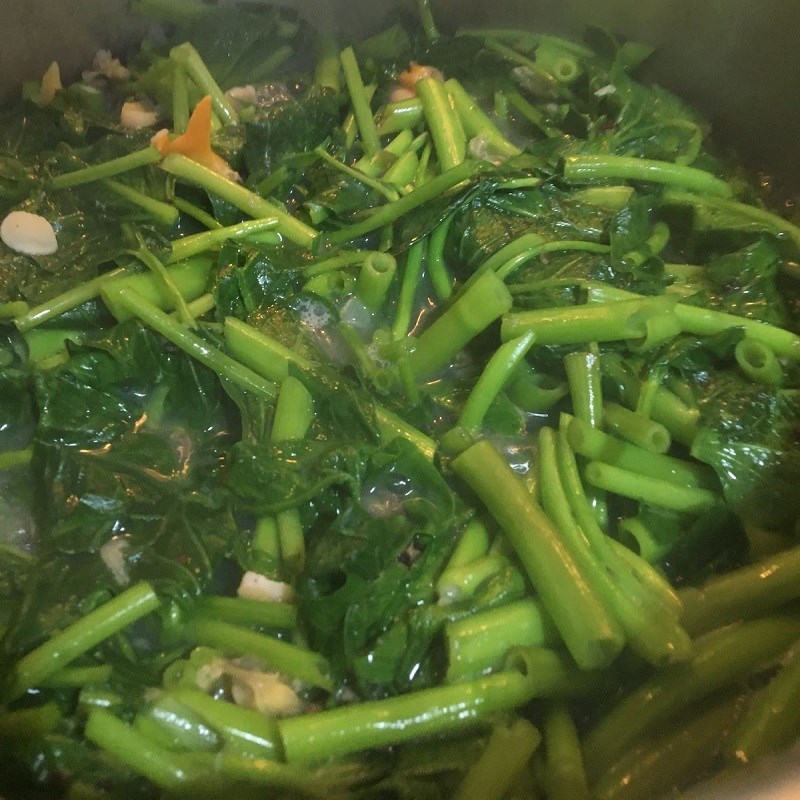 Bước 2 Nấu canh Canh nghêu rau muống