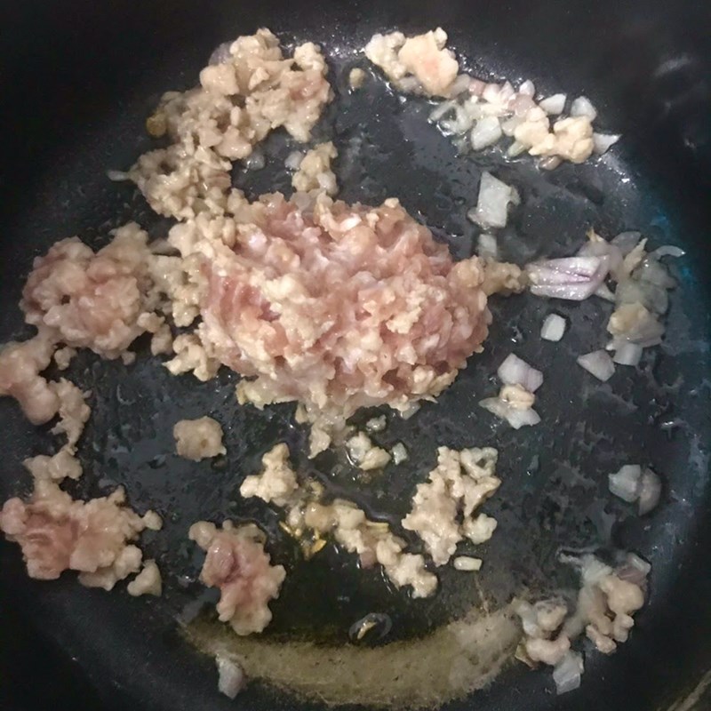 Bước 2 Xào thịt Canh bí đỏ thịt bằm rong biển