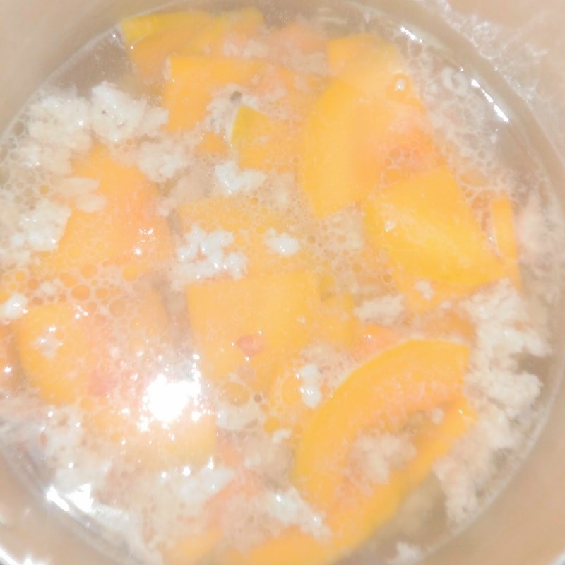Bước 2 Nấu canh bí đỏ thịt bằm Canh bí đỏ thịt bằm (công thức được chia sẻ từ người dùng)
