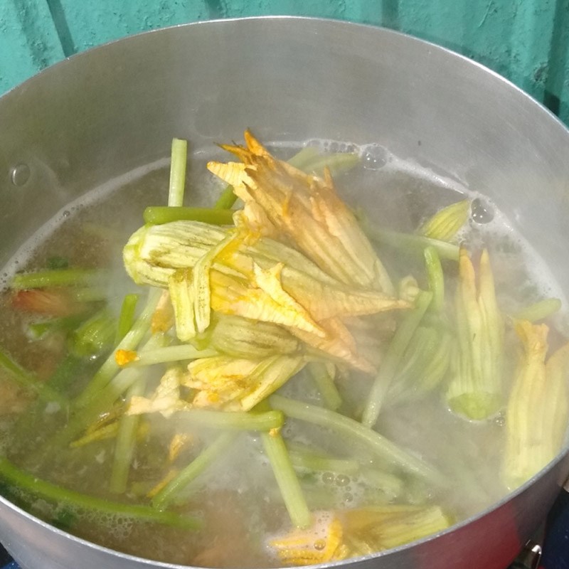 Bước 2 Nấu canh bông bí với tôm Canh bông bí nấu tôm