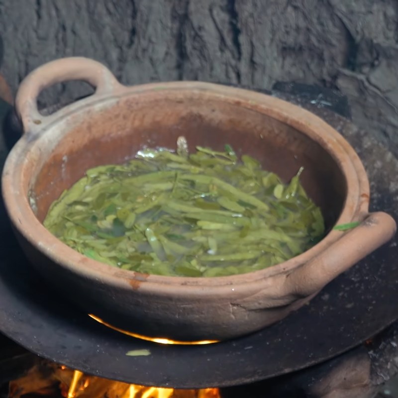 Bước 4 Nấu canh cua Canh cua nấu lá me
