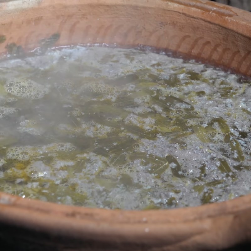 Bước 4 Nấu canh cua Canh cua nấu lá me