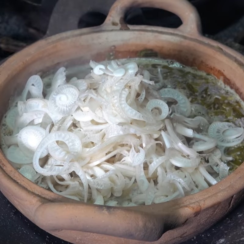 Bước 4 Nấu canh cua Canh cua nấu lá me