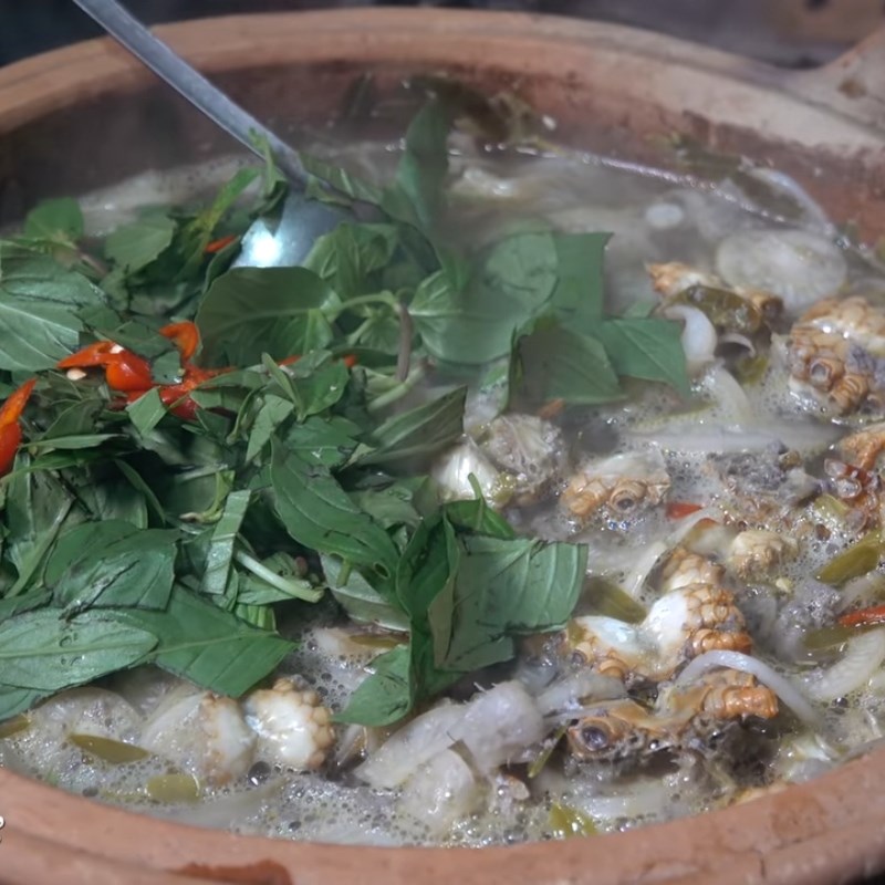 Bước 4 Nấu canh cua Canh cua nấu lá me
