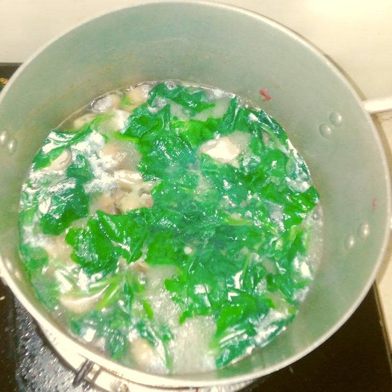 Bước 2 Nấu canh nấm rơm mồng tơi Canh nấm rơm mồng tơi