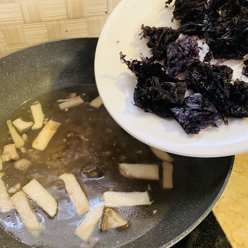 Bước 2 Nấu canh rong biển thịt bò bằm Canh rong biển thịt bò bằm