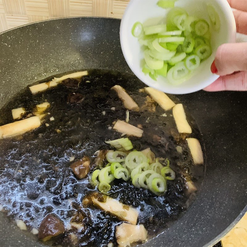 Bước 2 Nấu canh rong biển thịt bò bằm Canh rong biển thịt bò bằm