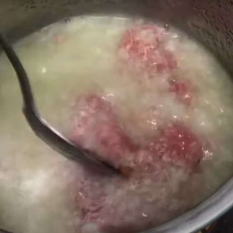 Bước 3 Nấu cháo Cháo thịt bò rau ngót cho bé ăn dặm