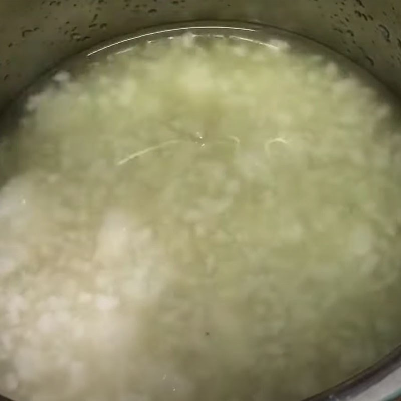 Bước 3 Nấu cháo Cháo thịt bò rau ngót cho bé ăn dặm