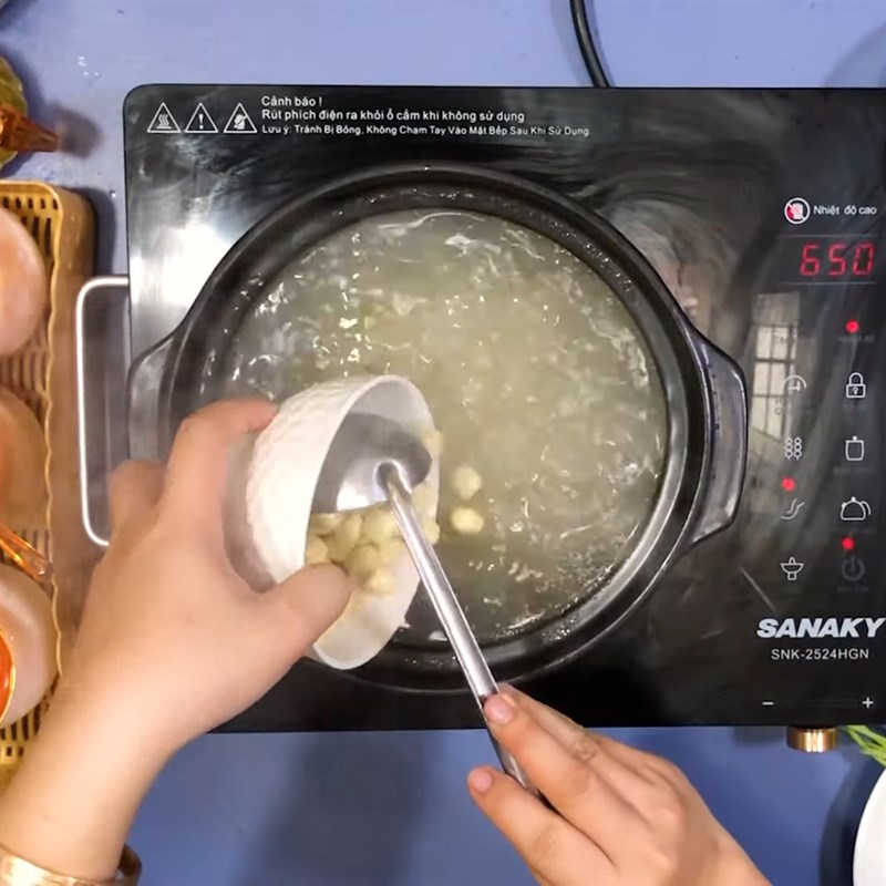 Bước 5 Nấu cháo Cháo bồ câu đậu xanh hạt sen