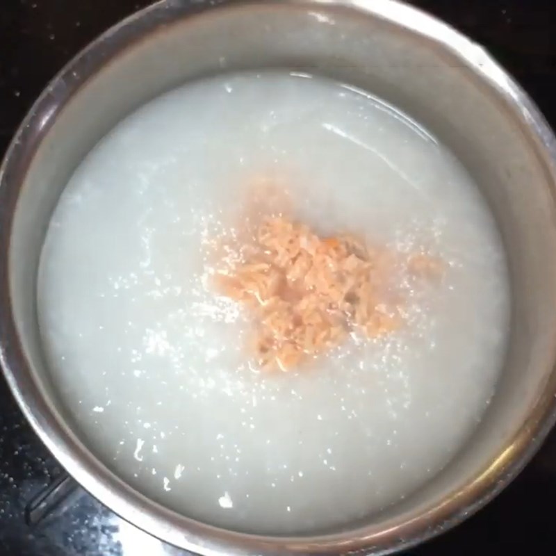Bước 3 Nấu cháo Cháo cá hồi rau mồng tơi