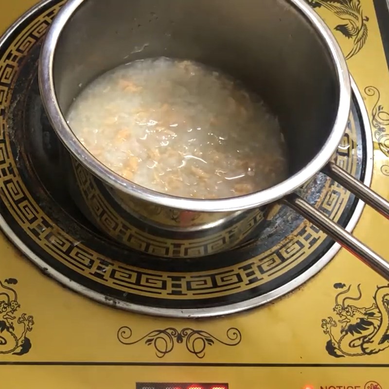 Bước 3 Nấu cháo Cháo cá hồi rau mồng tơi khoai lang