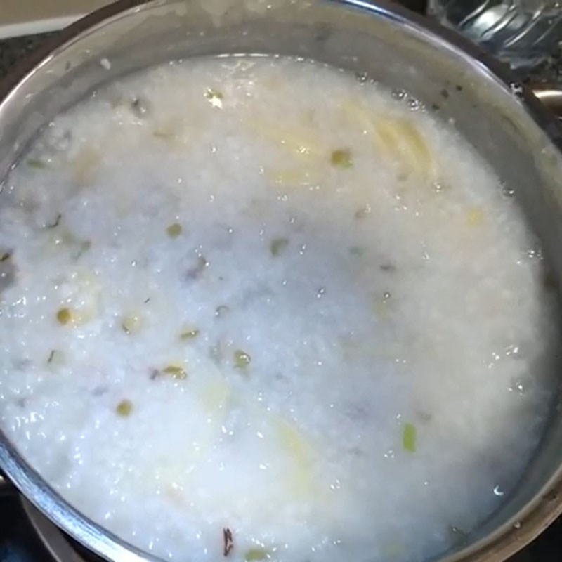 Bước 2 Nấu cháo Cháo tôm khoai tây đậu xanh