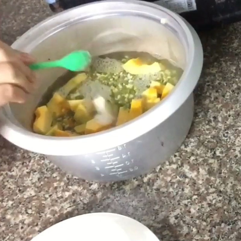 Bước 2 Nấu cháo Cháo đậu xanh bí đỏ