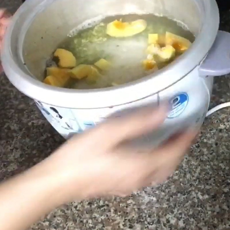 Bước 2 Nấu cháo Cháo đậu xanh bí đỏ