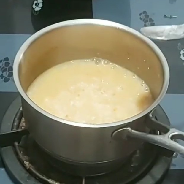 Bước 3 Nấu cháo Cháo thịt bò cà chua cho bé ăn dặm