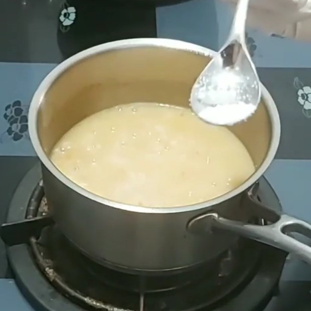 Bước 3 Nấu cháo Cháo thịt bò cà chua cho bé ăn dặm