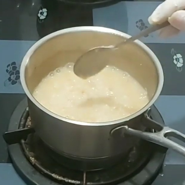 Bước 3 Nấu cháo Cháo thịt bò cà chua cho bé ăn dặm