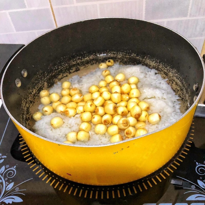 Bước 3 Nấu cháo hạt sen Cháo sò lông hạt sen