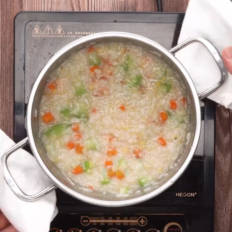 Bước 4 Nấu cháo tôm rau củ Cháo tôm bí xanh