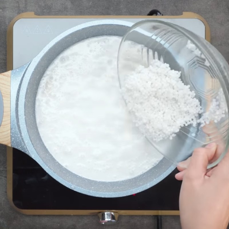Bước 2 Nấu chè Chè chuối bột báng nước cốt dừa