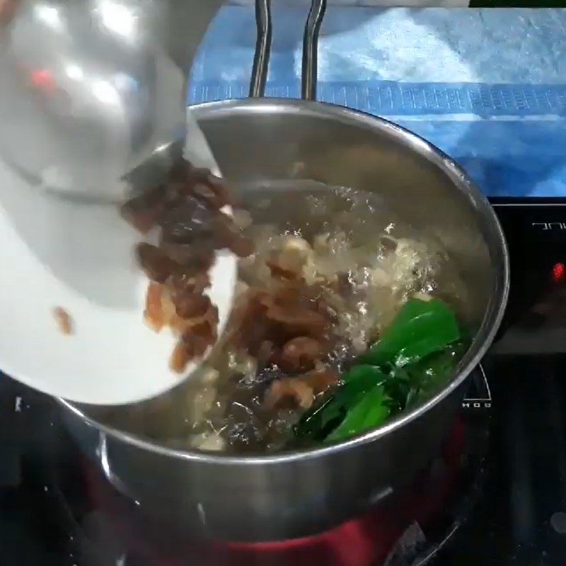 Bước 3 Nấu chè bạch quả hạt sen nhãn nhục Chè bạch quả hạt sen nhãn nhục
