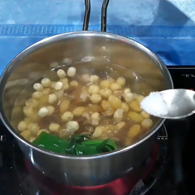 Bước 3 Nấu chè bạch quả hạt sen nhãn nhục Chè bạch quả hạt sen nhãn nhục