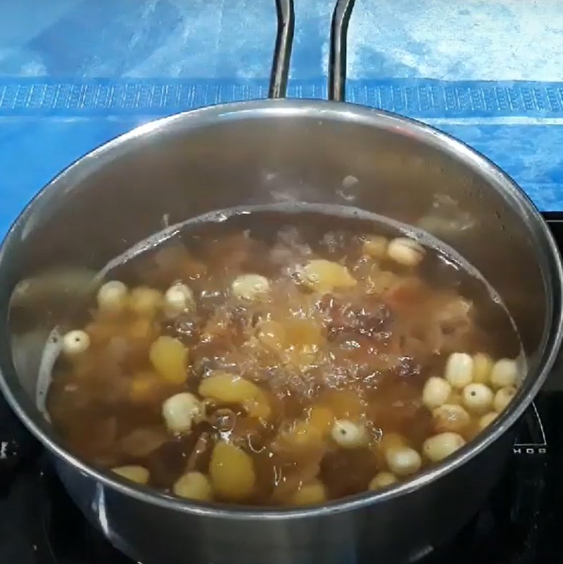 Bước 3 Nấu chè bạch quả hạt sen nhãn nhục Chè bạch quả hạt sen nhãn nhục