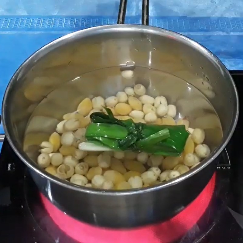Bước 3 Nấu chè bạch quả hạt sen nhãn nhục Chè bạch quả hạt sen nhãn nhục