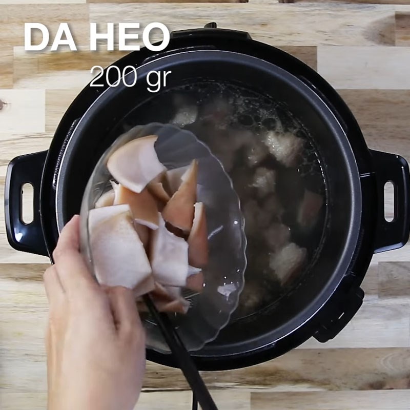 Bước 5 Nấu da heo, hành tây Thịt đông chân giò