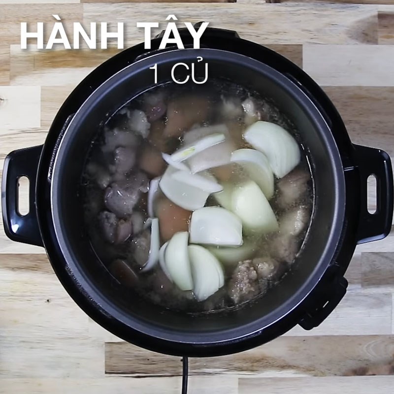 Bước 5 Nấu da heo, hành tây Thịt đông chân giò