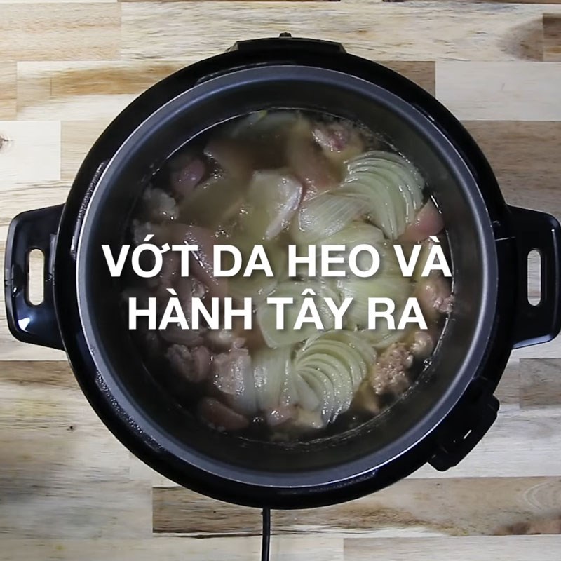 Bước 5 Nấu da heo, hành tây Thịt đông chân giò
