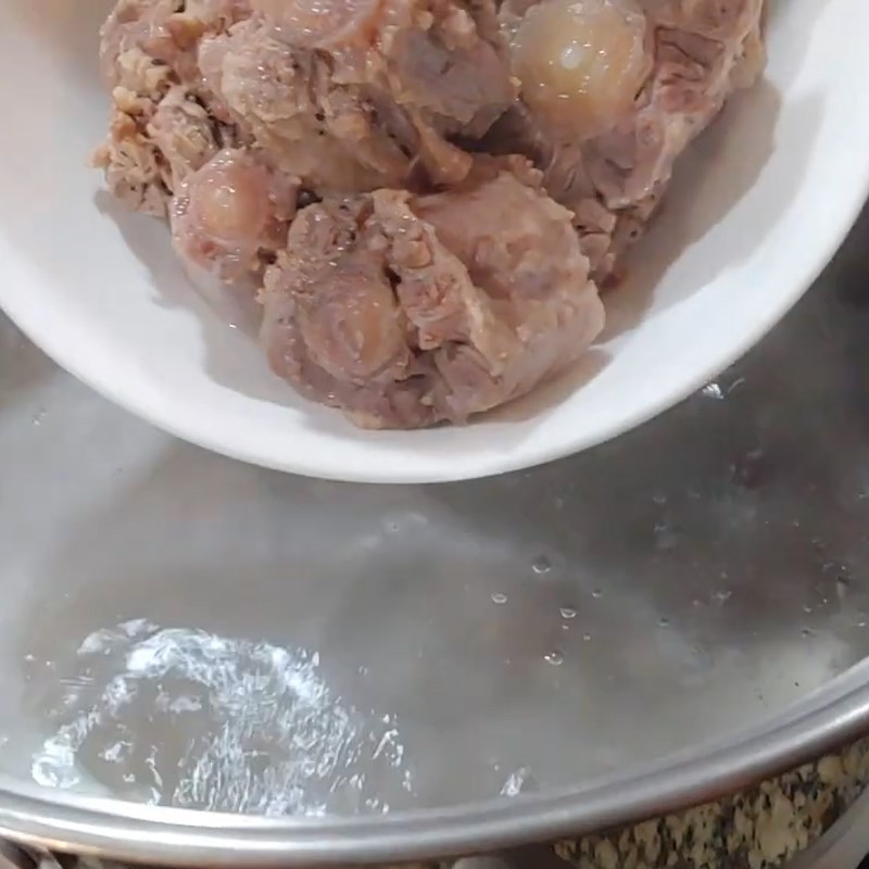 Bước 5 Nấu đuôi bò với nguyên liệu Đuôi bò hầm hạt sen