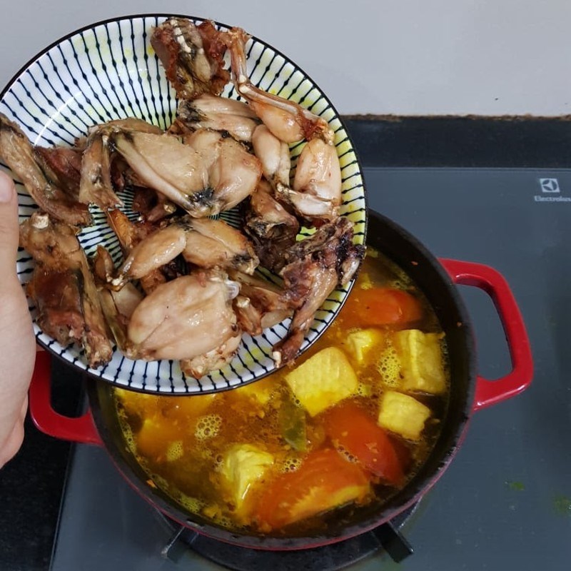 Bước 4 Nấu ếch om chuối đậu Ếch om chuối đậu