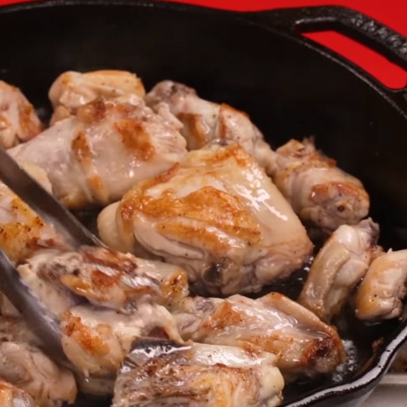 Bước 3 Nấu gà sốt BBQ Cơm gà BBQ phô mai