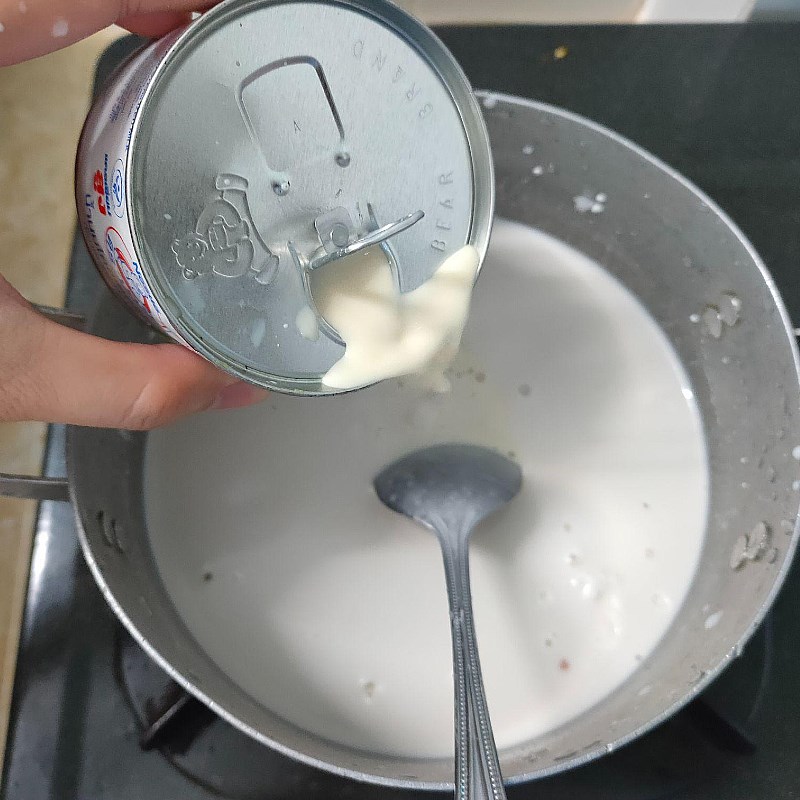 Bước 2 Nấu hỗn hợp bột làm kem Kem chuối trái cây