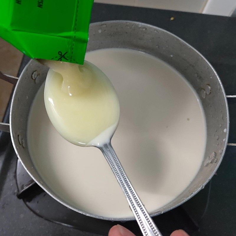 Bước 2 Nấu hỗn hợp bột làm kem Kem chuối trái cây