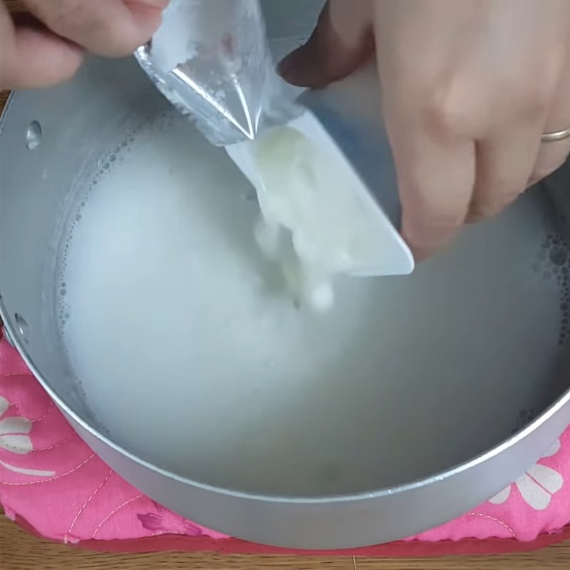 Bước 3 Nấu hỗn hợp rau câu sữa chua Thạch sữa chua hạt é
